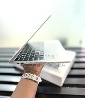 Laptop Apple MacBook Pro 2022 M2 8GB Apple M2 SSD 256GB