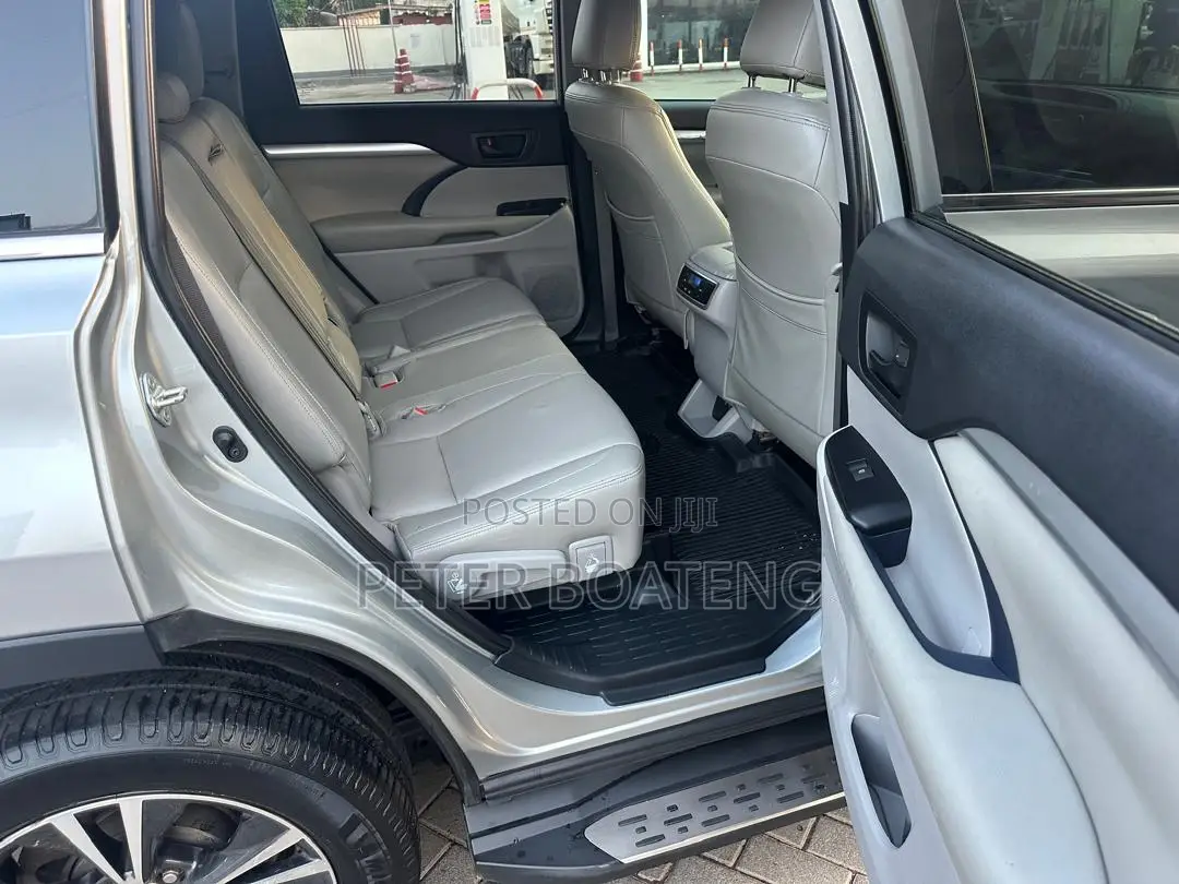 Toyota Highlander LE Plus 2019 Silver
