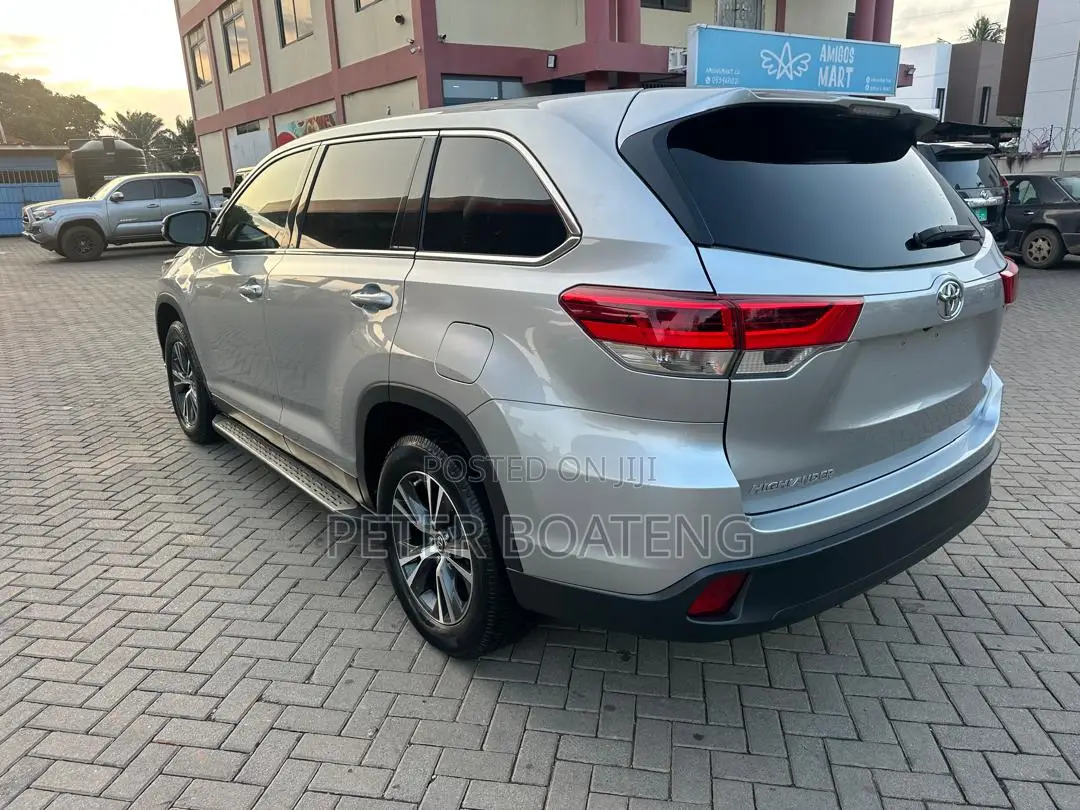 Toyota Highlander LE Plus 2019 Silver