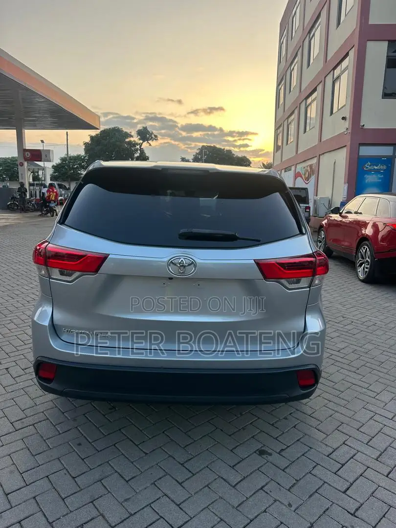 Toyota Highlander LE Plus 2019 Silver