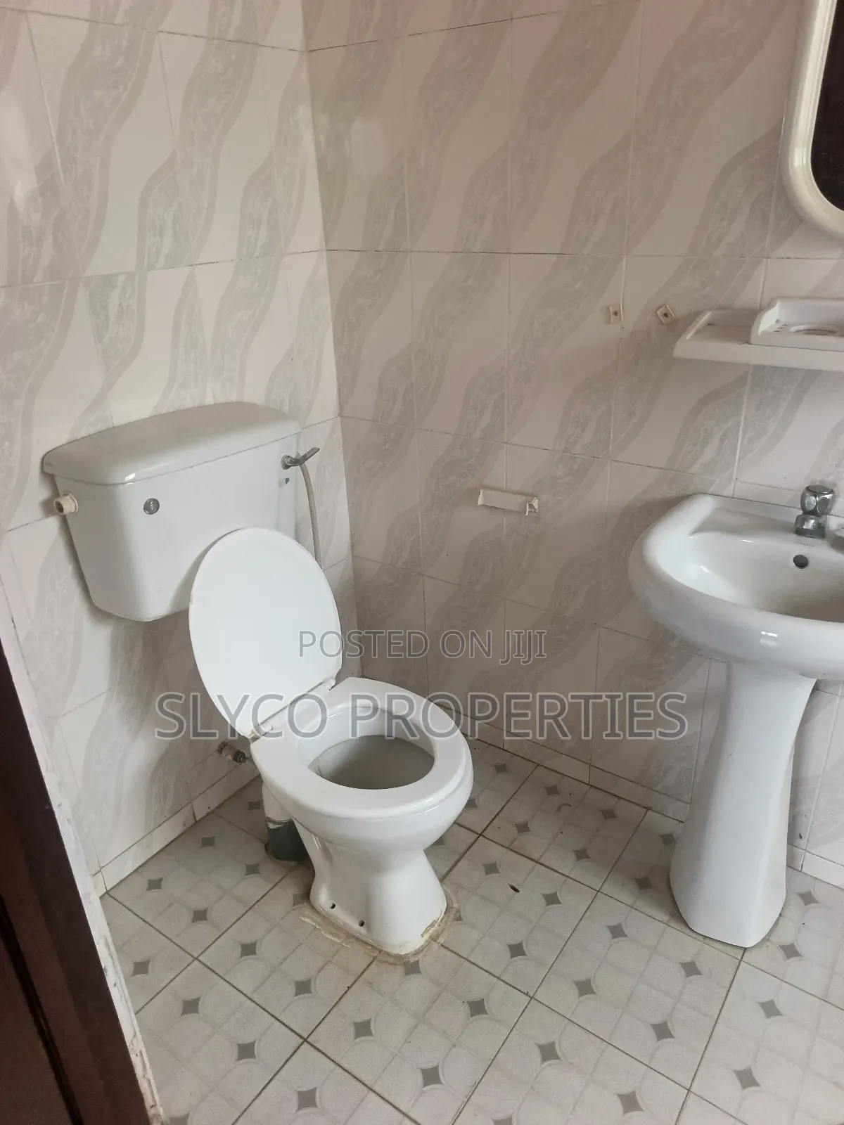 6bdrm Apartment in Koforidua Okorase, New-Juaben Municipal for rent