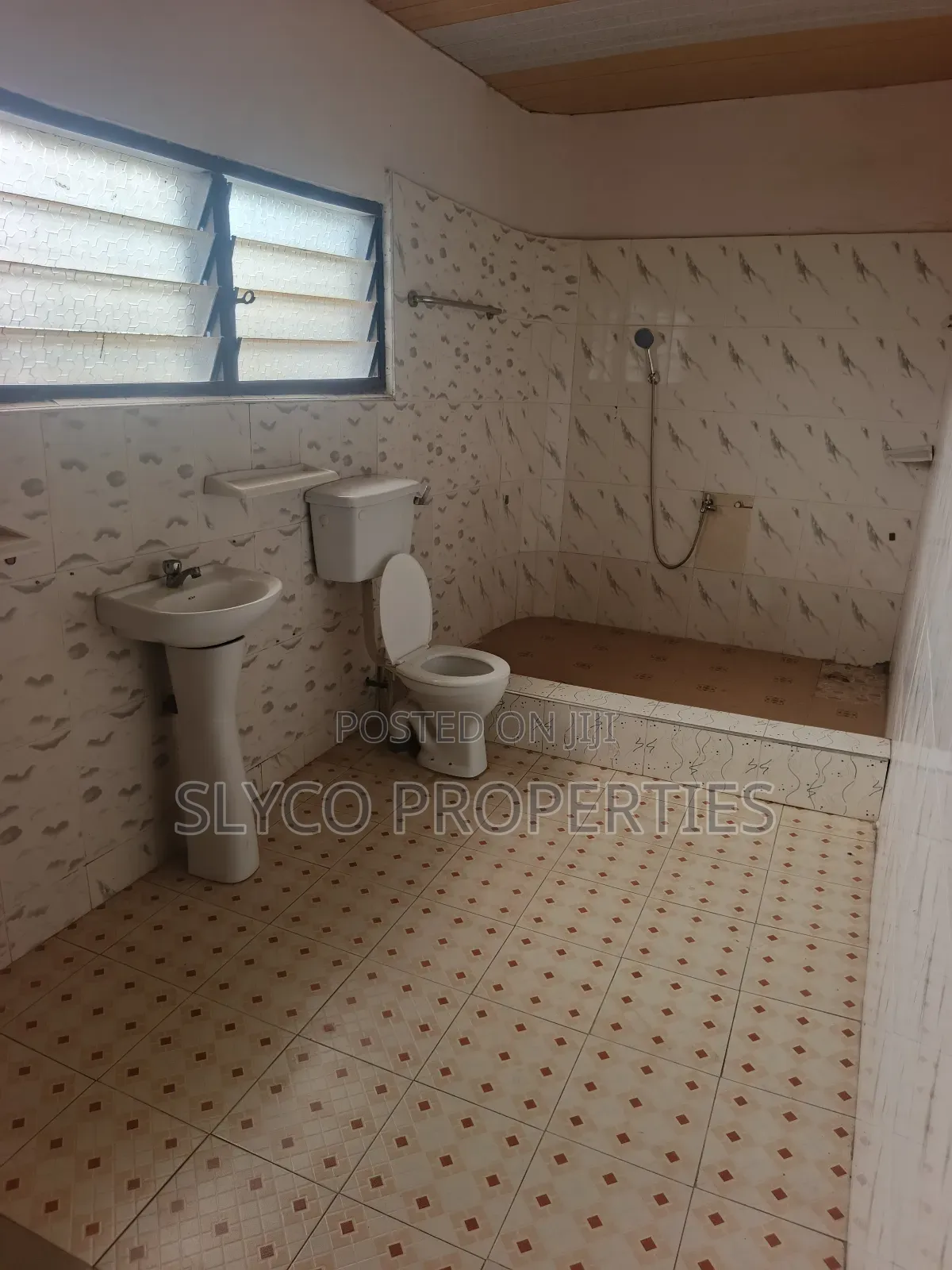 6bdrm Apartment in Koforidua Okorase, New-Juaben Municipal for rent