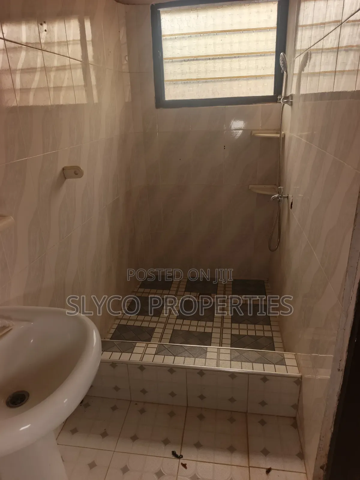 6bdrm Apartment in Koforidua Okorase, New-Juaben Municipal for rent