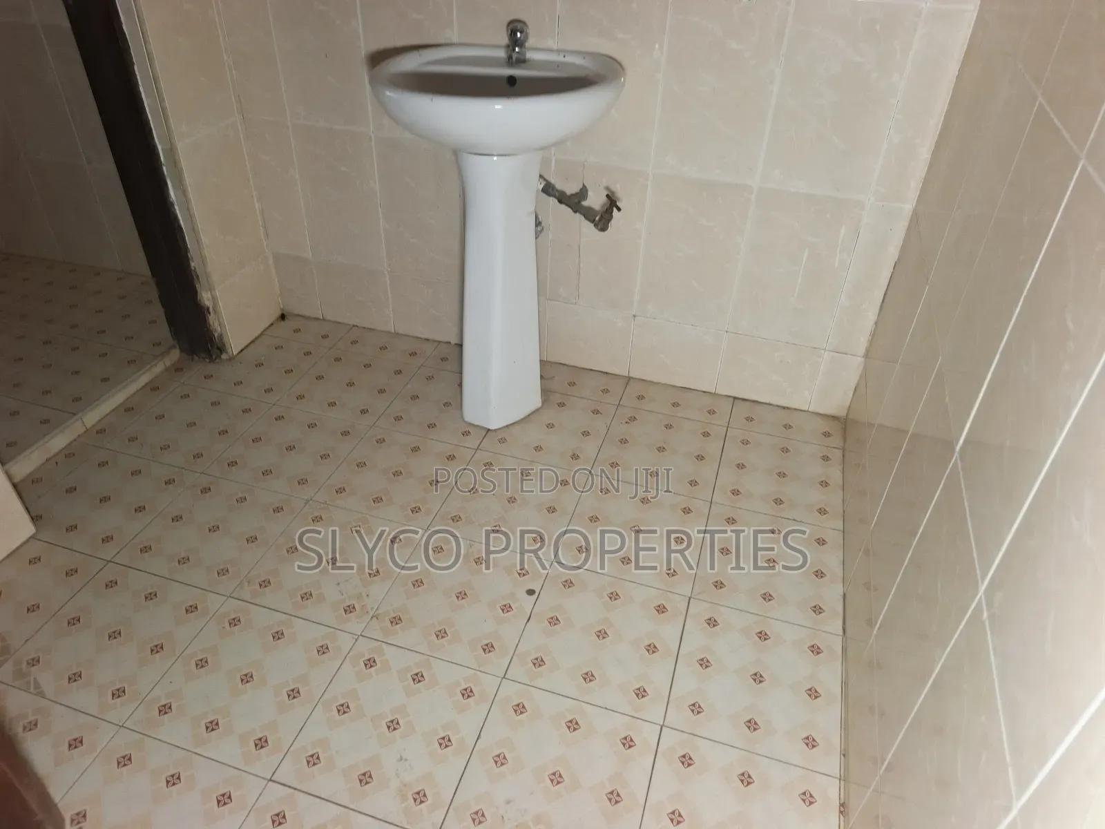 6bdrm Apartment in Koforidua Okorase, New-Juaben Municipal for rent