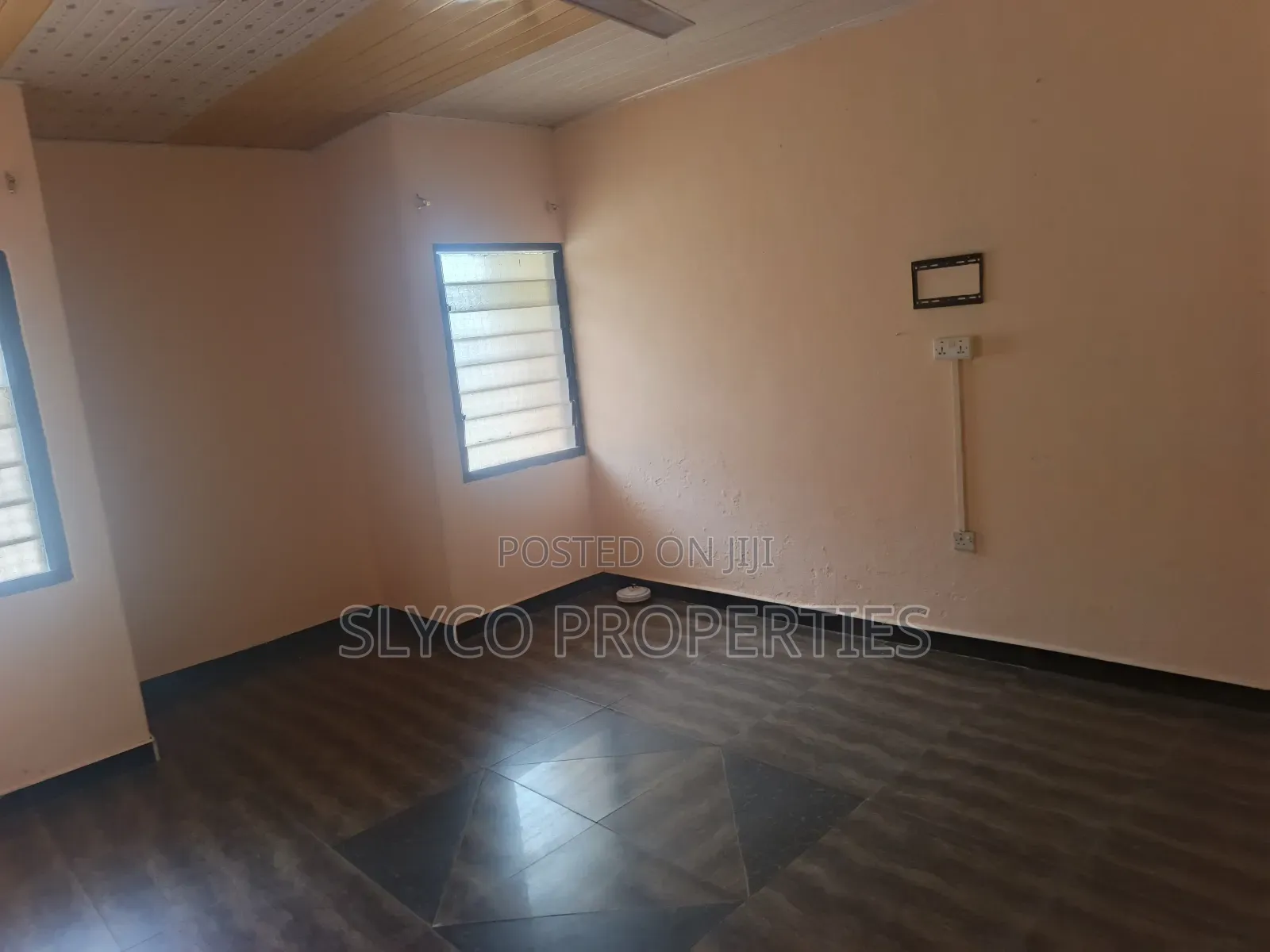 6bdrm Apartment in Koforidua Okorase, New-Juaben Municipal for rent