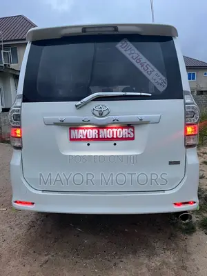 Toyota Voxy X L Edition 2WD 8-Seater 2010 White