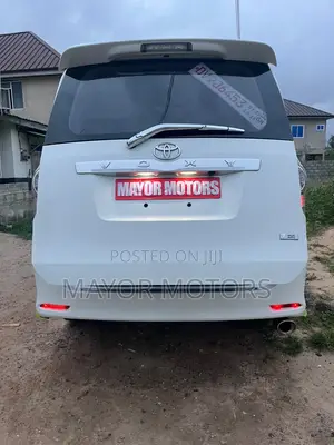 Toyota Voxy X L Edition 2WD 8-Seater 2010 White