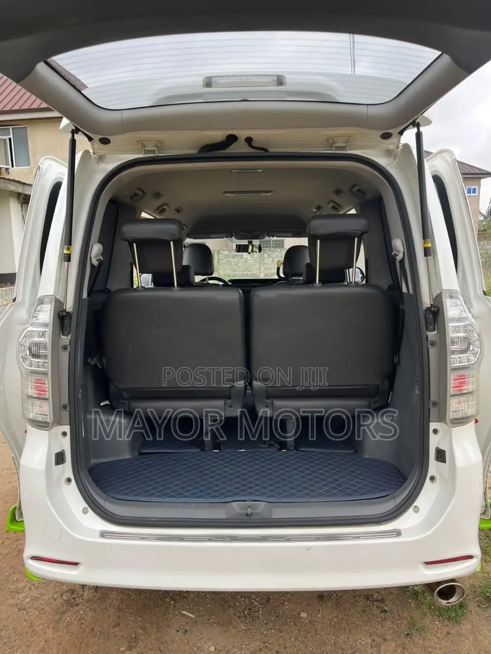 Toyota Voxy X L Edition 2WD 8-Seater 2010 White