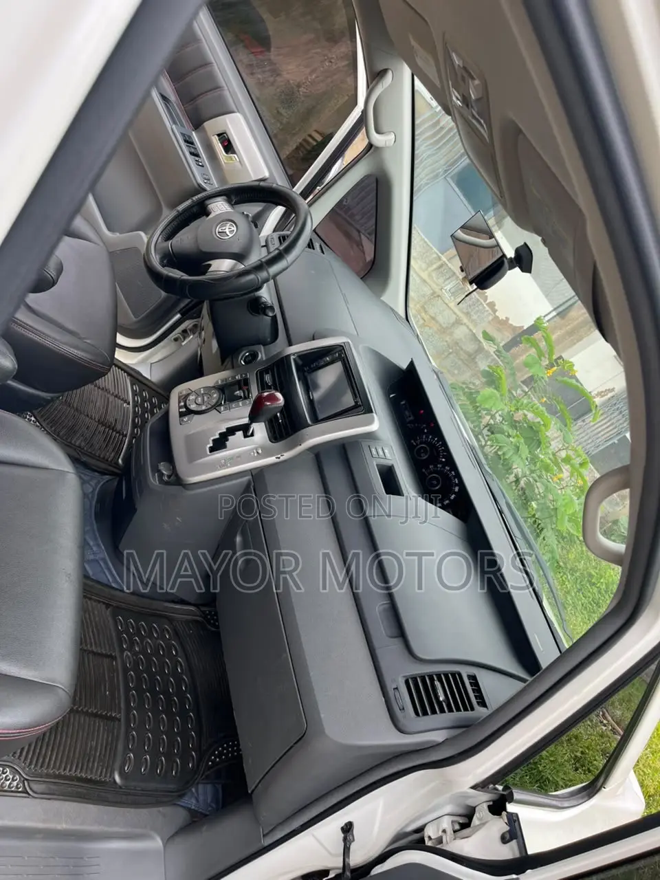 Toyota Voxy X L Edition 2WD 8-Seater 2010 White