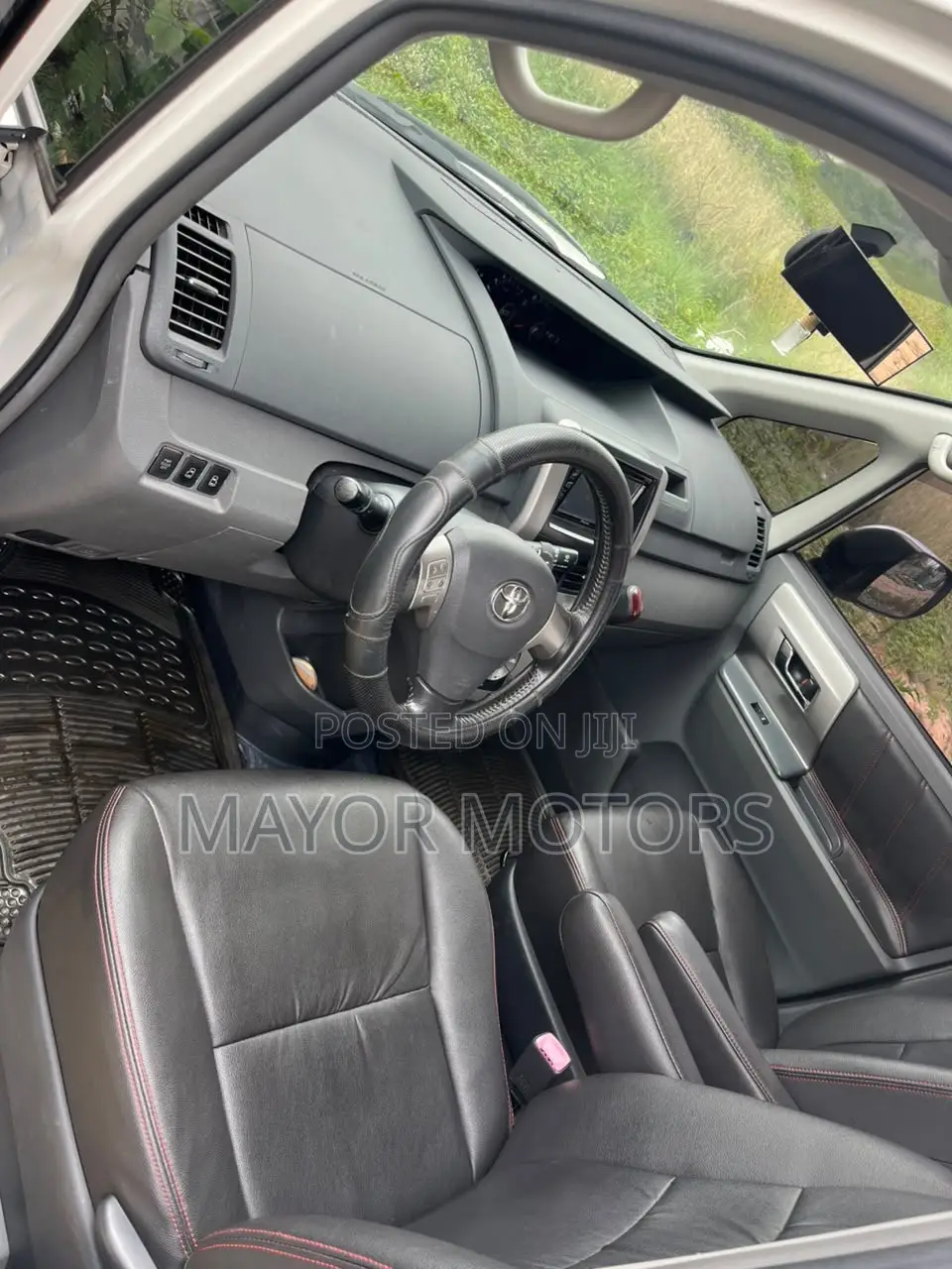 Toyota Voxy X L Edition 2WD 8-Seater 2010 White