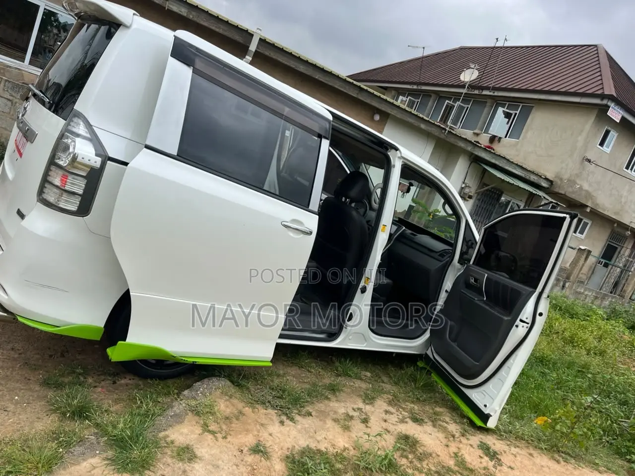Toyota Voxy X L Edition 2WD 8-Seater 2010 White