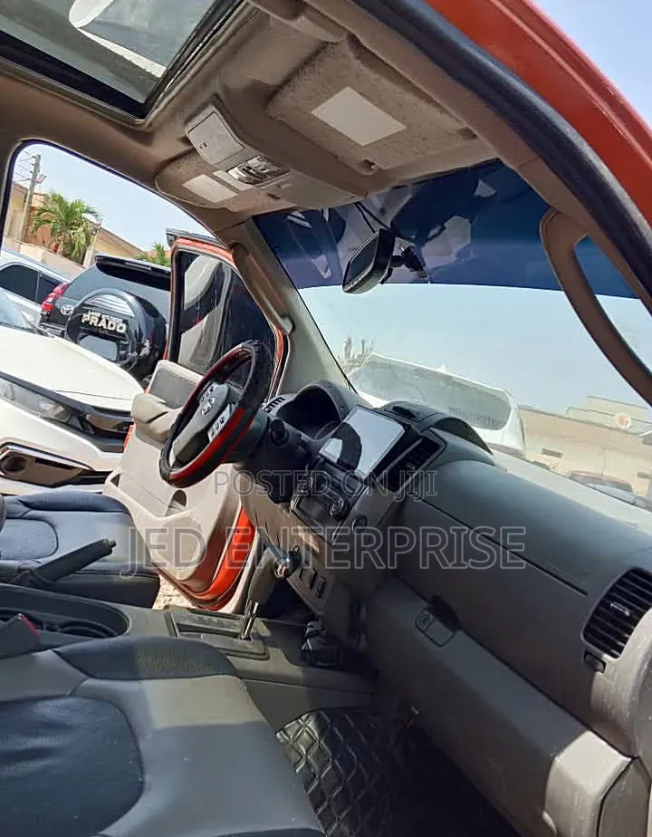 Nissan Frontier 2011 Orange