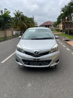 Toyota Vitz 2014 Silver