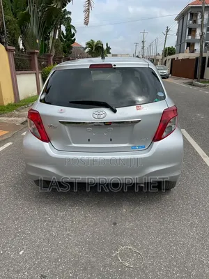 Toyota Vitz 2014 Silver