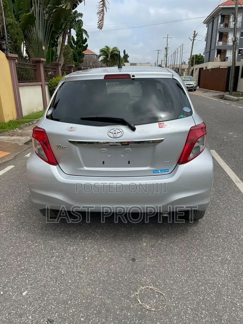 Toyota Vitz 2014 Silver