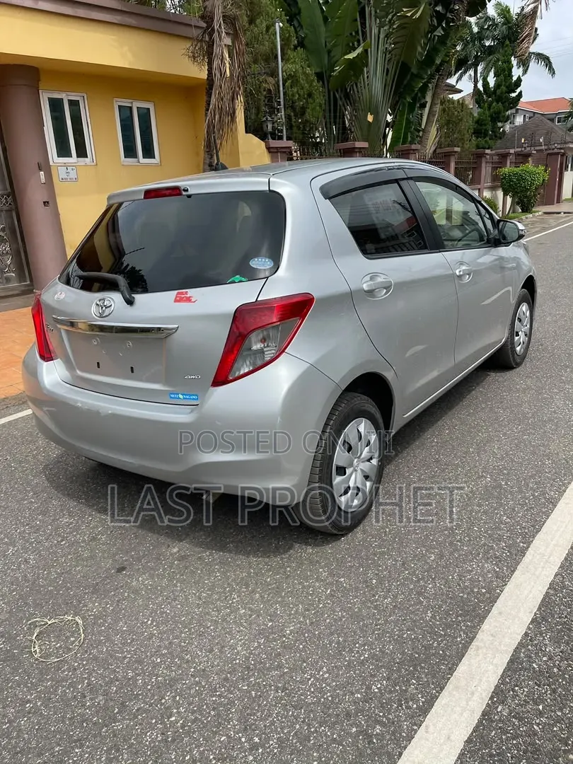 Toyota Vitz 2014 Silver