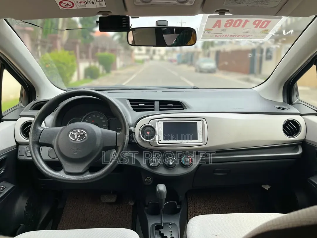 Toyota Vitz 2014 Silver