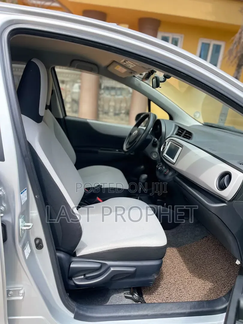Toyota Vitz 2014 Silver