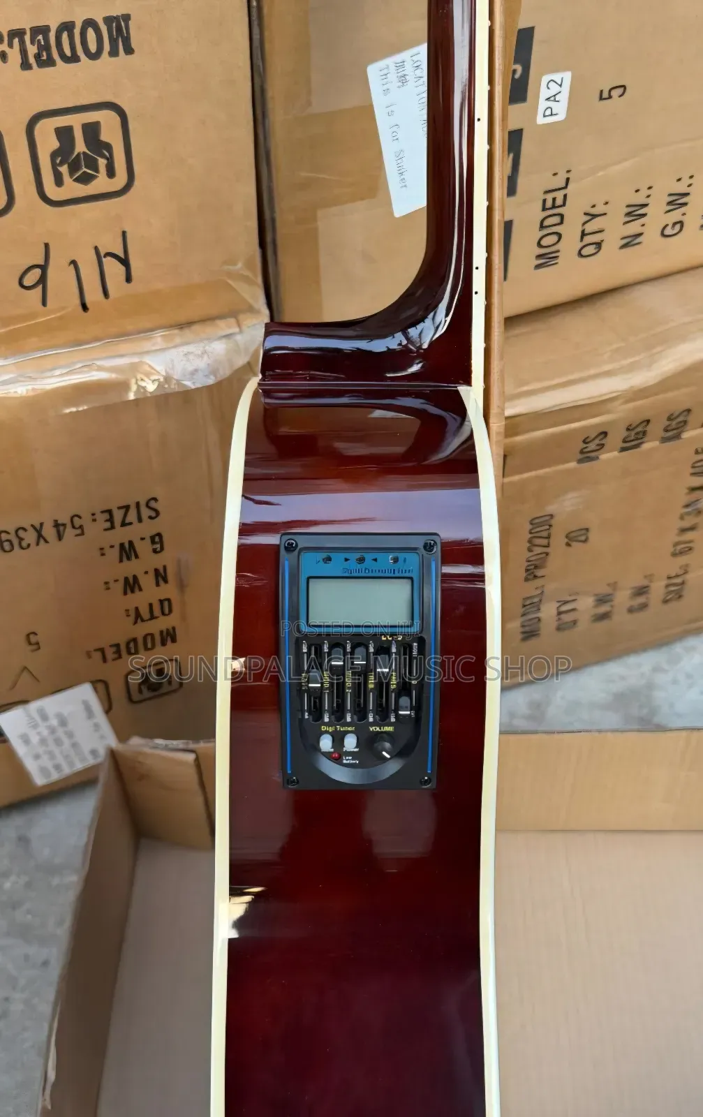 Yamaha Acoustic-Electric Guitar/ Semi-Acoustic Guitar