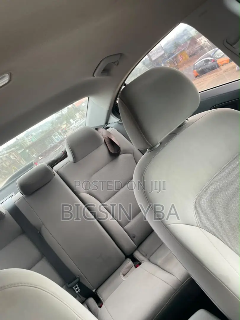 Hyundai Elantra SE 2018 Red