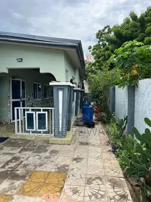 7bdrm House in Ngleshie Amanfro for sale