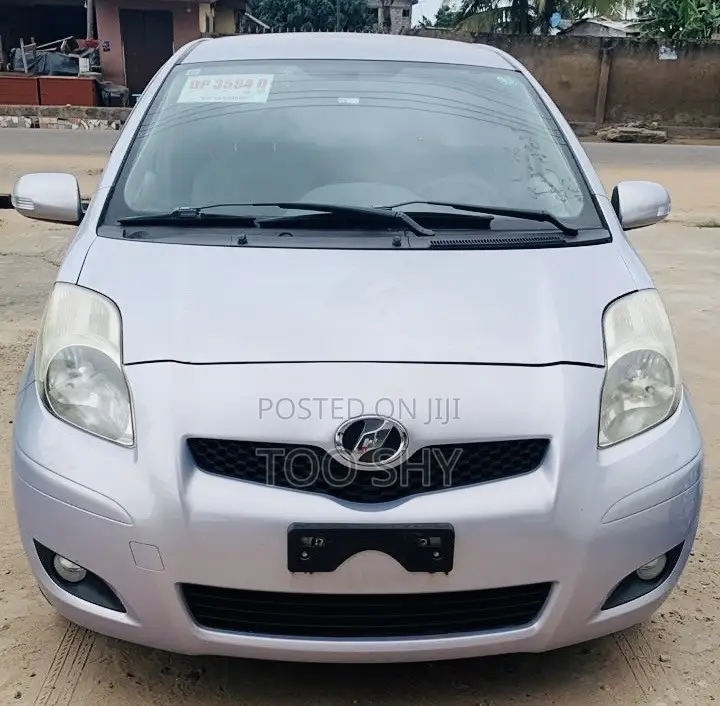 Toyota Vitz 2010 Silver