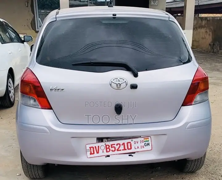 Toyota Vitz 2010 Silver