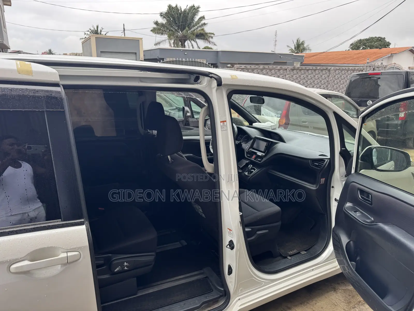 Toyota Voxy Hybrid X 2WD 7-Seater 2015 White