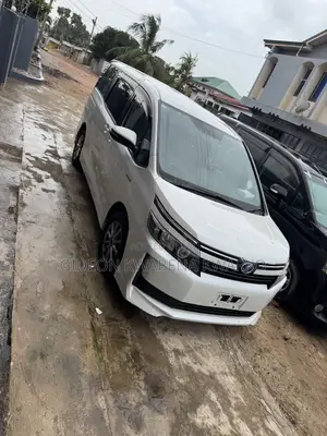 Toyota Voxy Hybrid X 2WD 7-Seater 2015 White