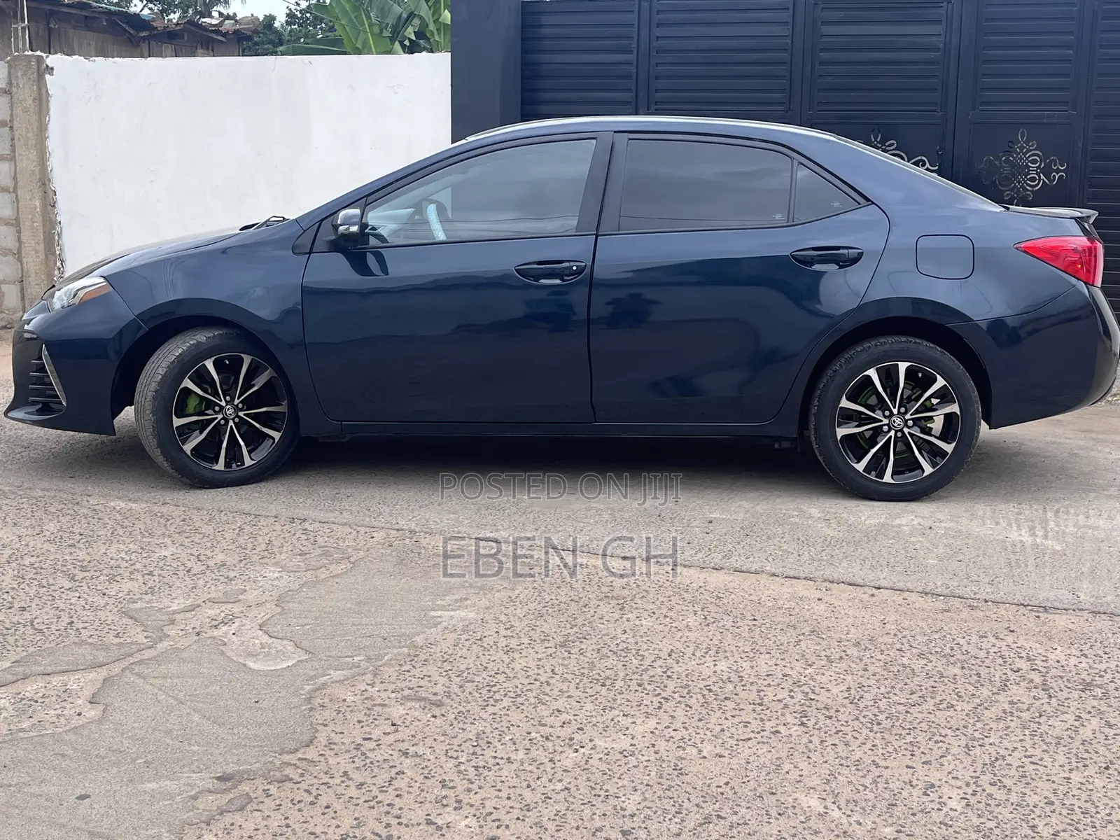 Toyota Corolla XLE (1.8L 4cyl 2A) 2018 Black