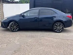 Toyota Corolla XLE (1.8L 4cyl 2A) 2018 Black