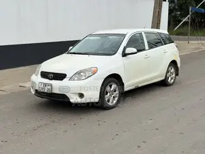 Toyota Matrix Hatchback FWD (1.8L 4cyl 5M) 2007 White