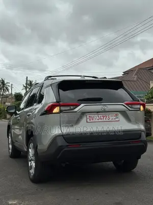 Toyota RAV4 XLE Premium 2025 Silver