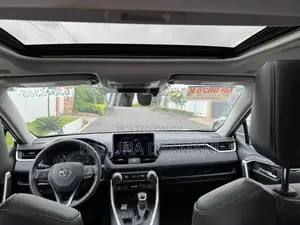 Toyota RAV4 XLE Premium 2025 Silver