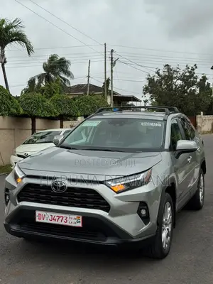 Toyota RAV4 XLE Premium 2025 Silver