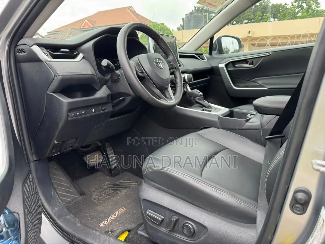Toyota RAV4 XLE Premium 2025 Silver