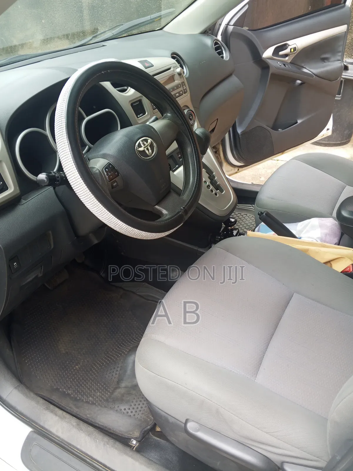 Toyota Matrix L Hatchback FWD (1.8L 4cyl 5M) 2012 White