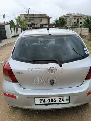 Toyota Vitz 2009 Silver