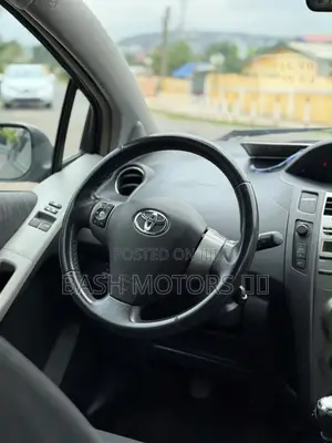 Toyota Yaris Base Hatchback 5dr 2010 Gray