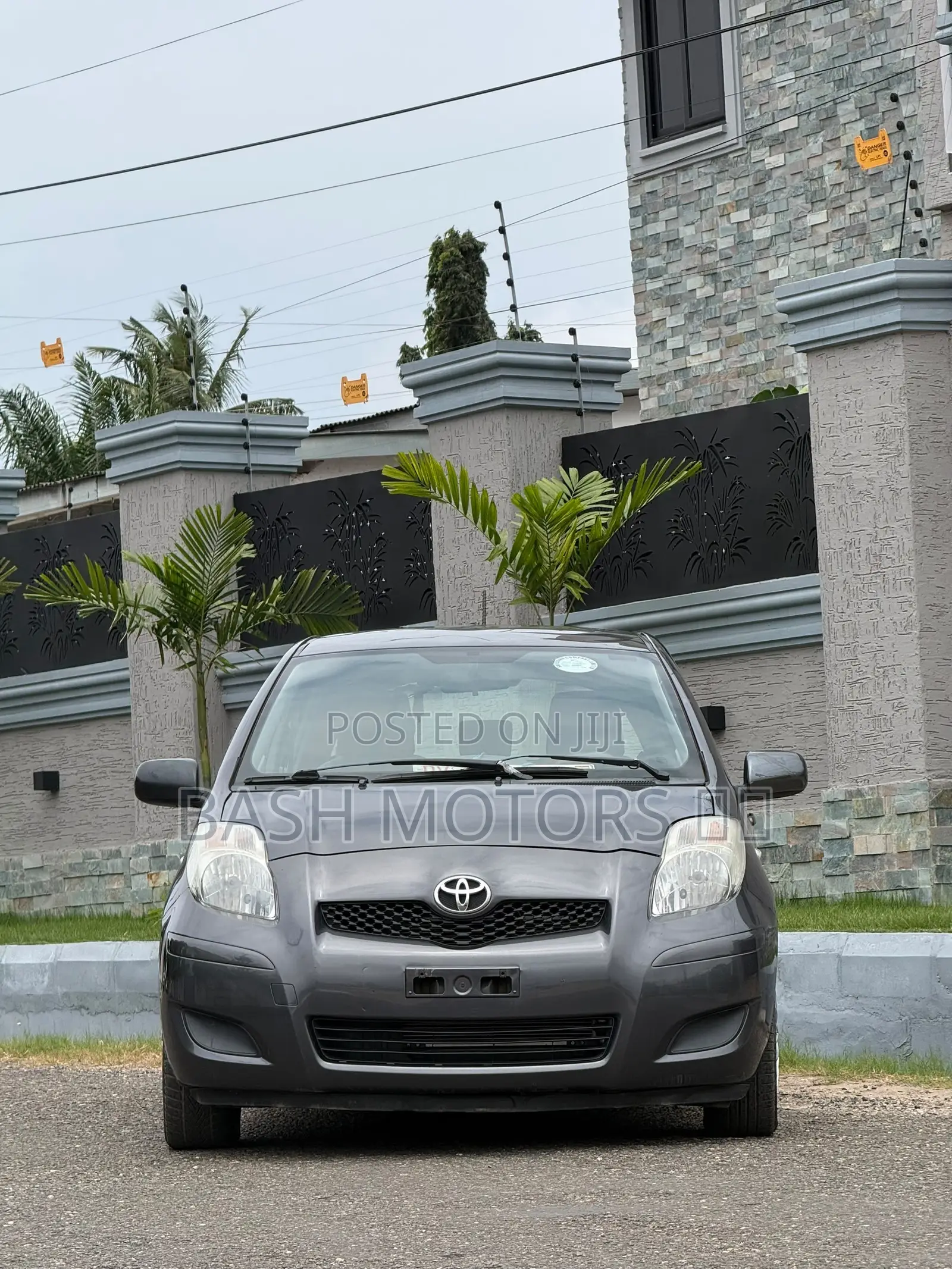 Toyota Yaris Base Hatchback 5dr 2010 Gray