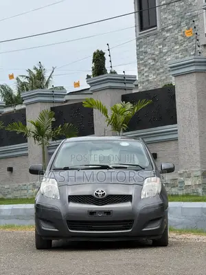 Toyota Yaris Base Hatchback 5dr 2010 Gray