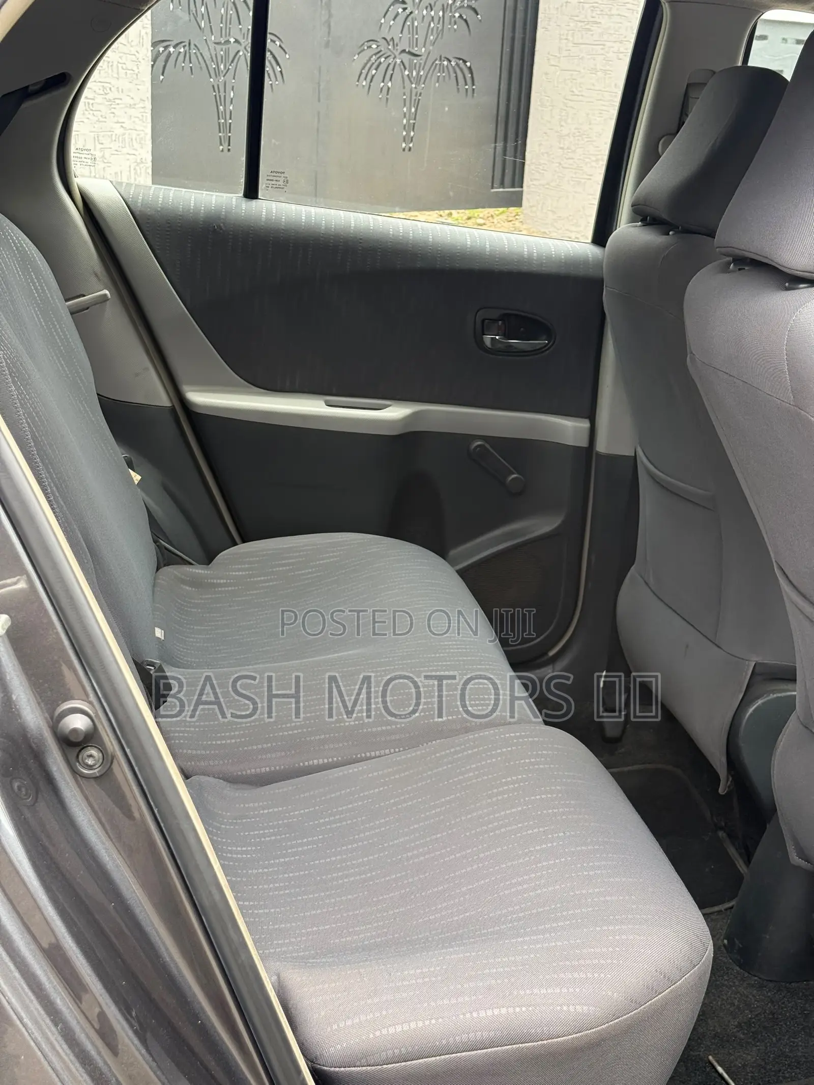 Toyota Yaris Base Hatchback 5dr 2010 Gray