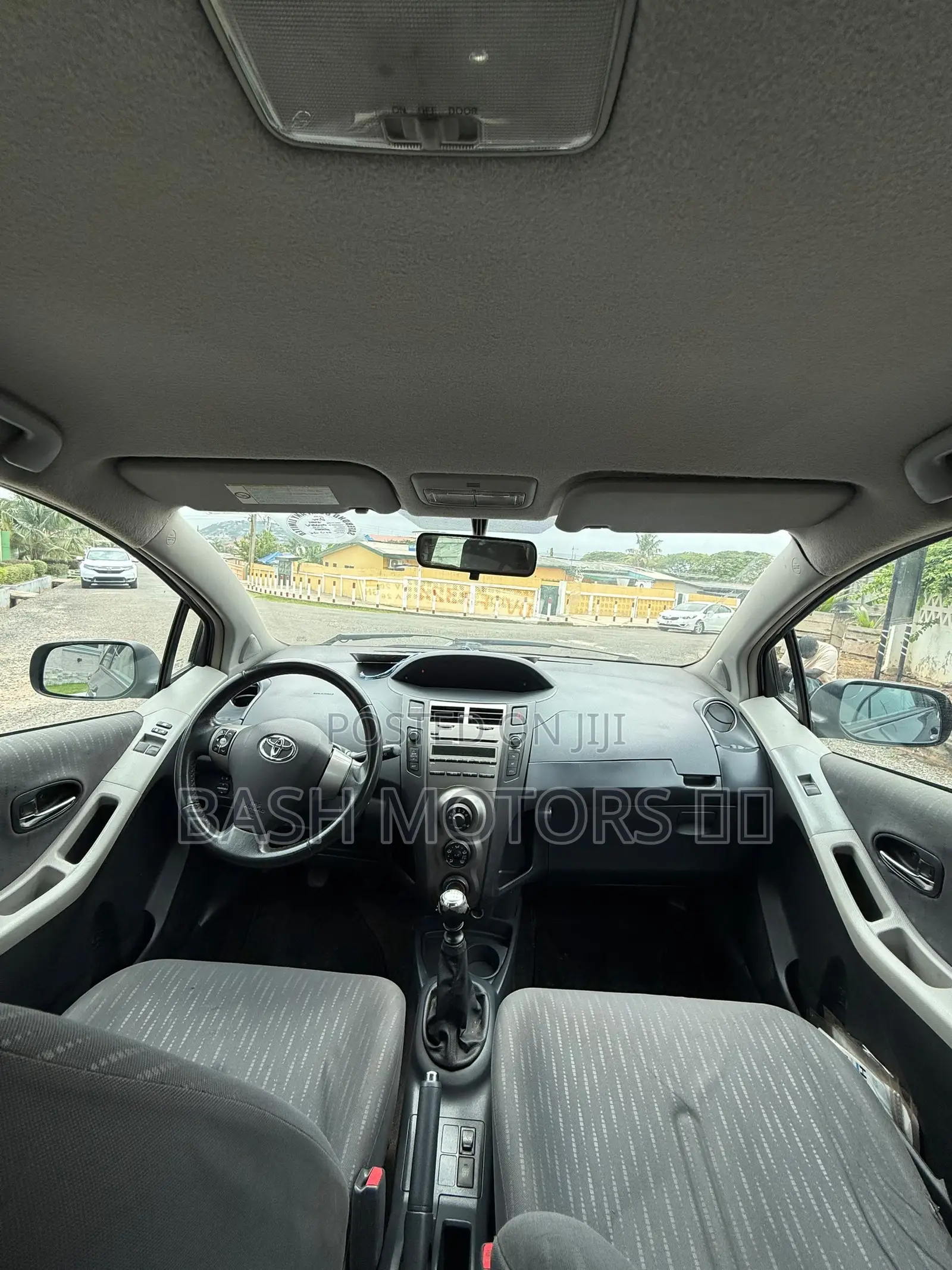Toyota Yaris Base Hatchback 5dr 2010 Gray