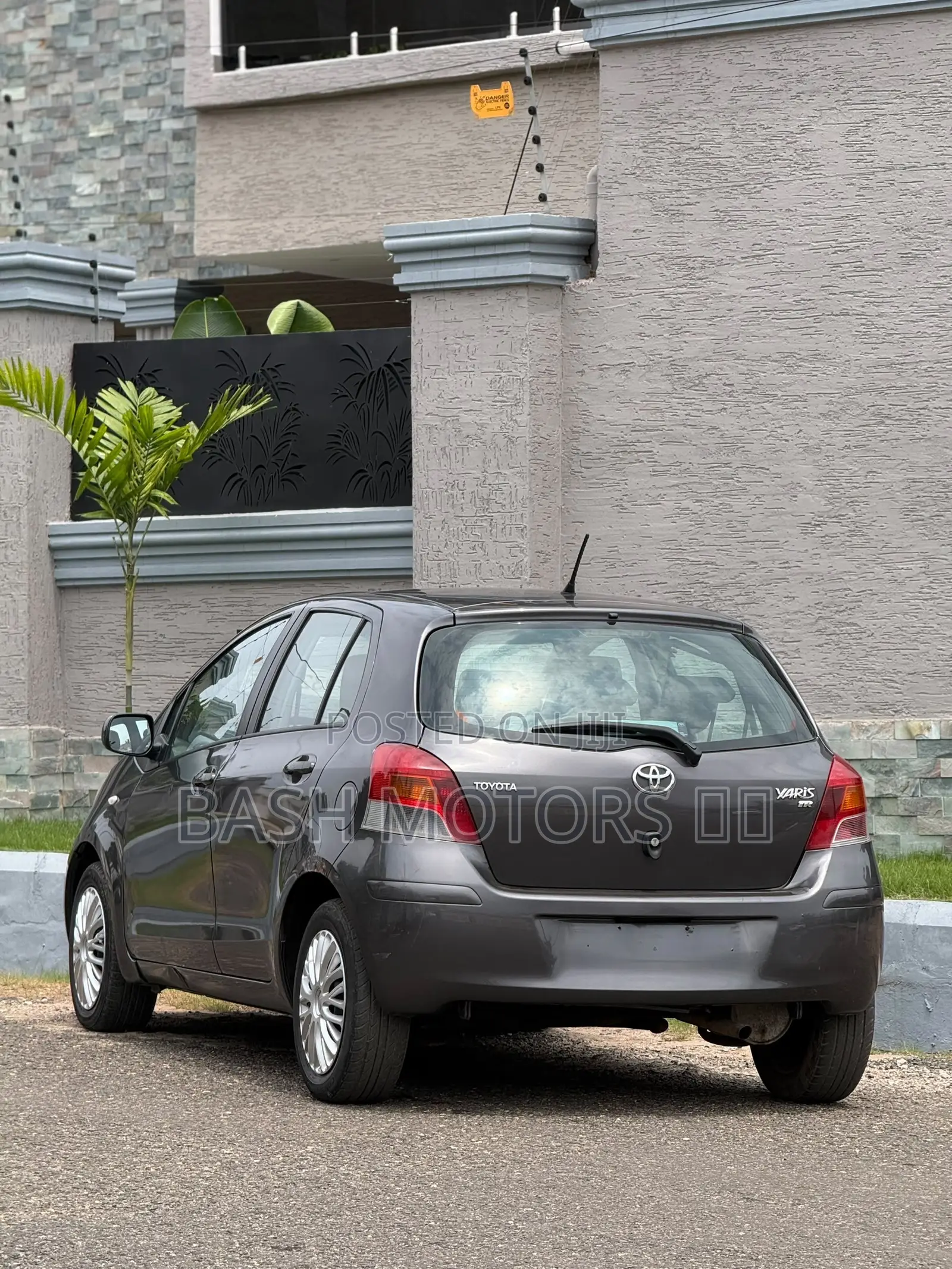 Toyota Yaris Base Hatchback 5dr 2010 Gray