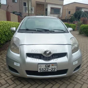 Toyota Vitz 2010 Silver