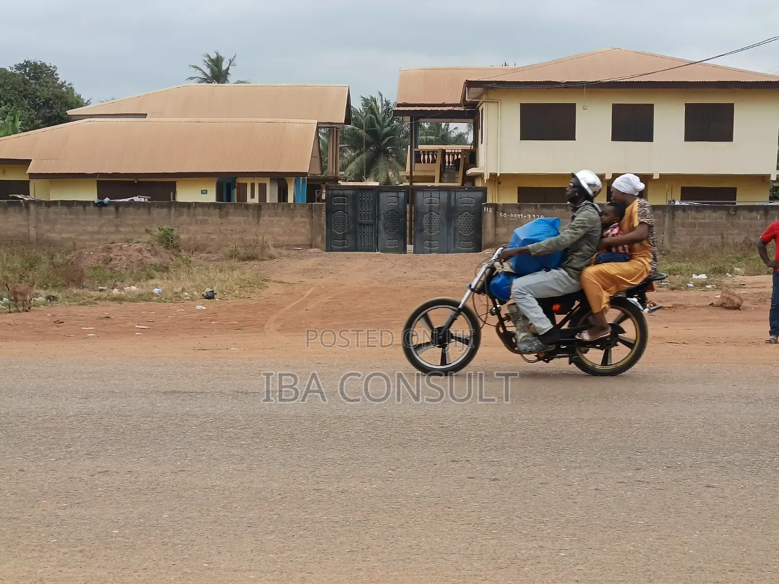 12bdrm House in Dodowa Hospital, Main Station for sale