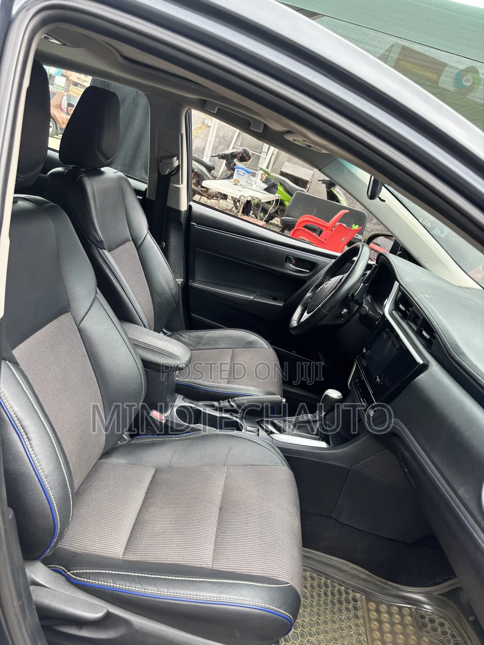 Toyota Corolla SE (1.8L 4cyl 2A) 2018 Gray