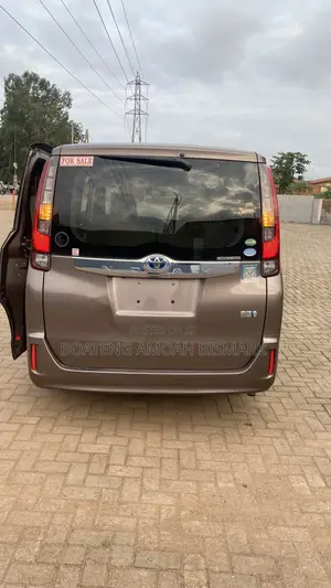 Toyota Noah 1.8 FWD Hybrid (7 seater) 2014 Gray