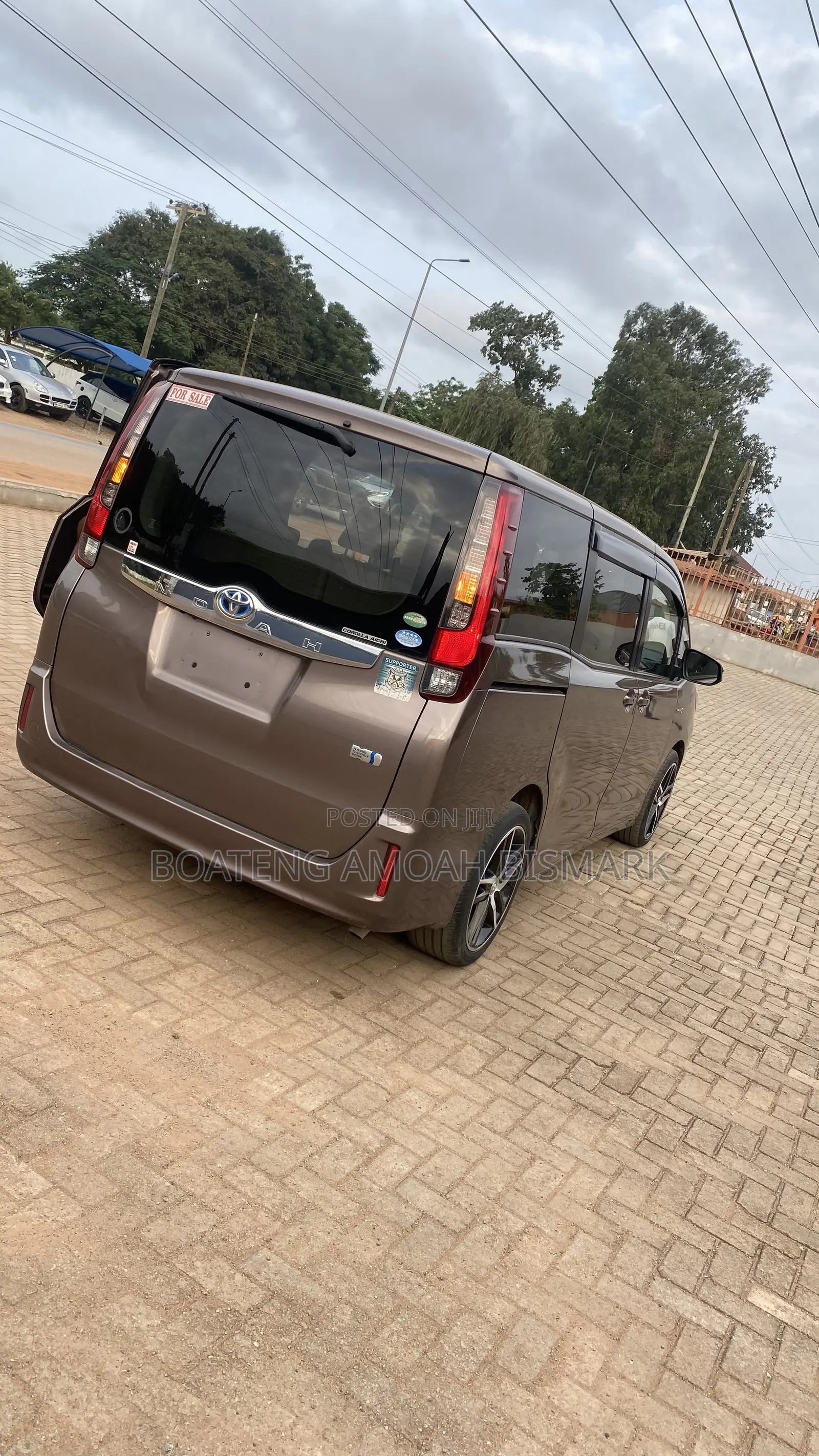 Toyota Noah 1.8 FWD Hybrid (7 seater) 2014 Gray