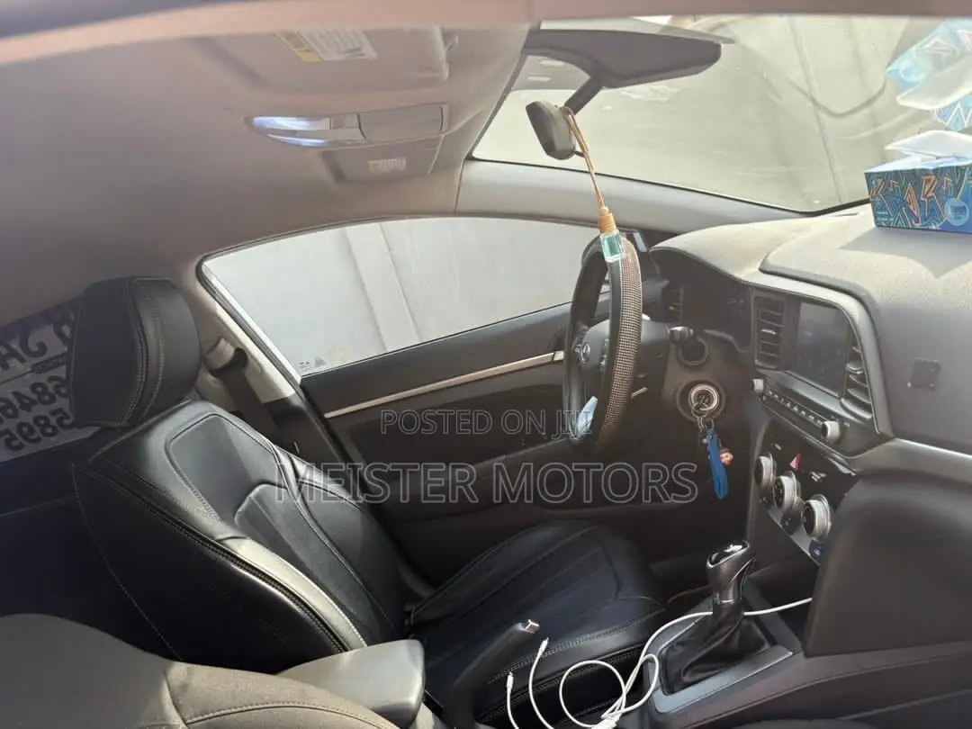 Hyundai Elantra 2019 White